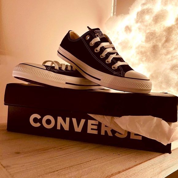 BRAND NEW!!!! Size 8,5 converse low tops can come with box up to you - Picture 1 of 3